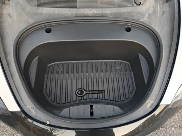 Tesla Model 3 — Фото автомобиля 16