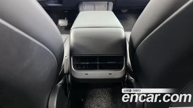 Tesla Model 3 — Фото автомобиля 24