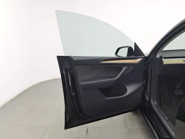 Tesla Model Y — Фото автомобиля 8