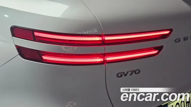 Genesis GV70 — Фото автомобиля 8