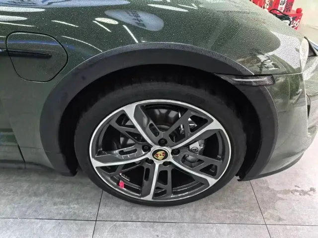Porsche Taycan — Фото автомобиля 3