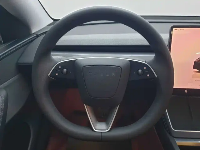 Tesla Model Y — Фото автомобиля 21
