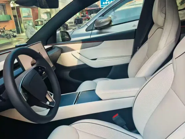 Tesla Model Y L — Фото автомобиля 4