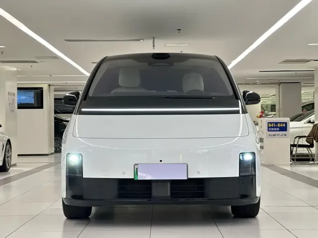 Li Auto MEGA — Фото автомобиля 2