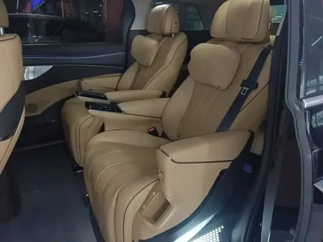 Denza D9 — Фото автомобиля 16