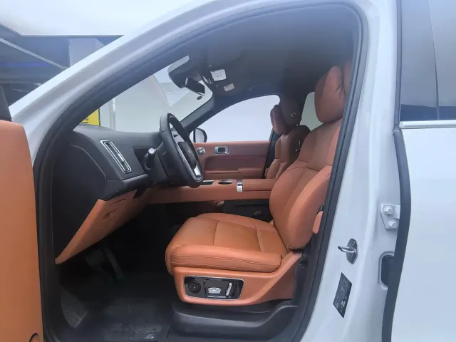 Li Auto L8 — Фото автомобиля 9