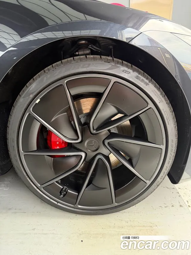 Tesla Model 3 — Фото автомобиля 12