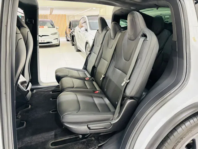 Tesla Model X — Фото автомобиля 24