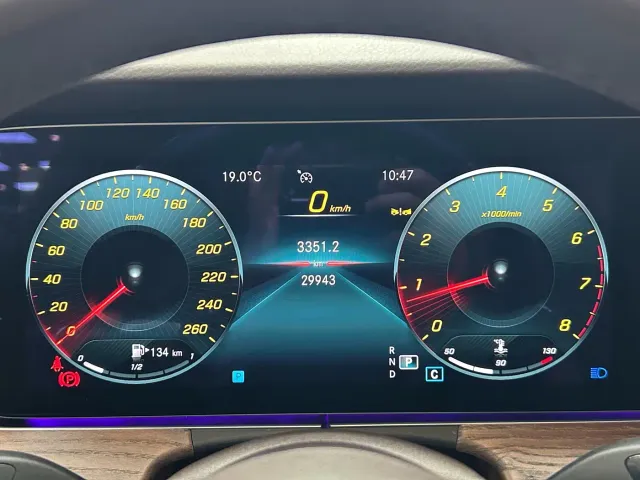 Mercedes-Benz E-Class — Фото автомобиля 23