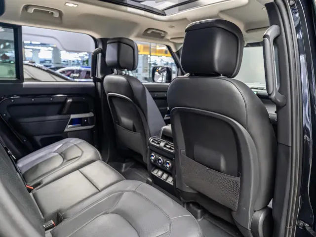 Land Rover Defender — Фото автомобиля 12