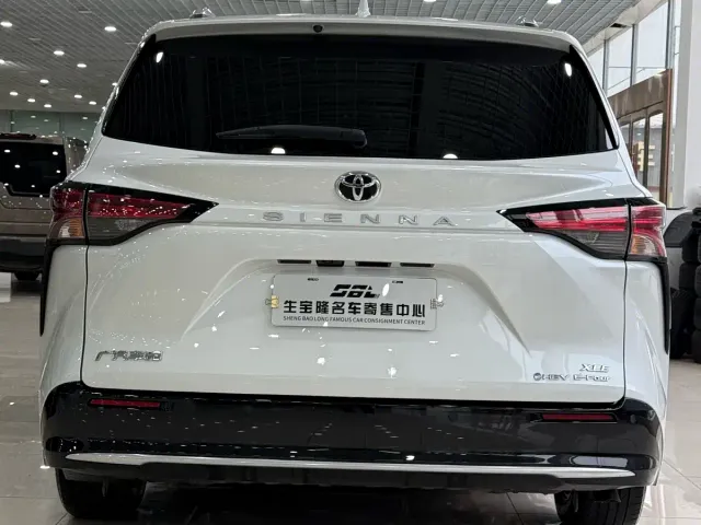 Toyota Sienna — Фото автомобиля 9