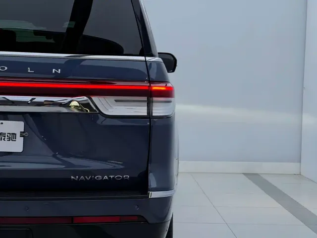 Lincoln Navigator — Фото автомобиля 9