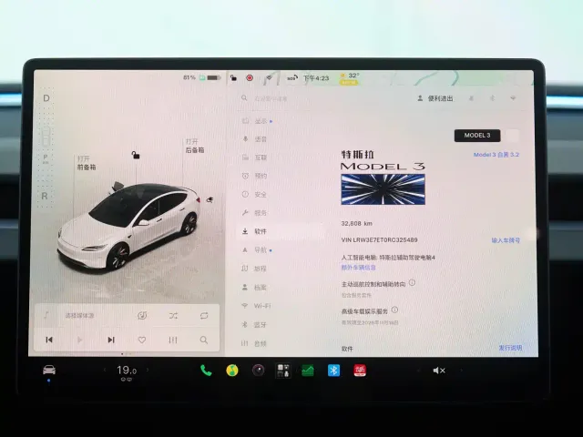 Tesla Model 3 — Фото автомобиля 17