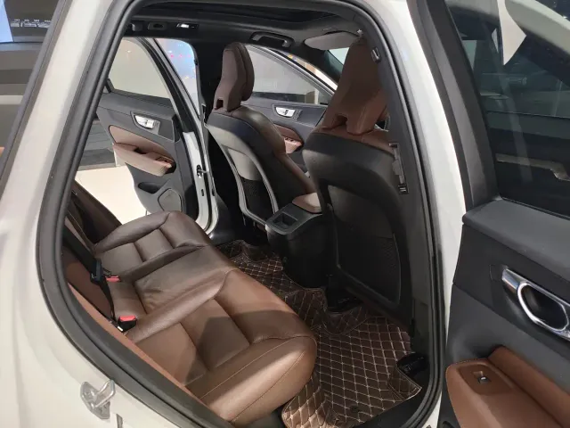 Volvo XC60 — Фото автомобиля 12