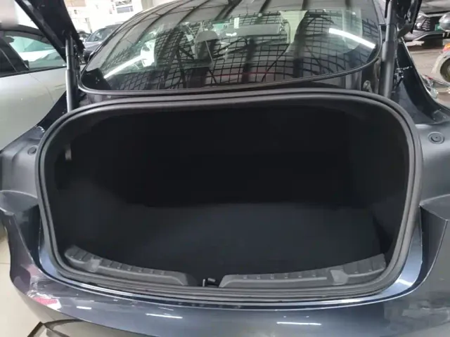 Tesla Model 3 — Фото автомобиля 18