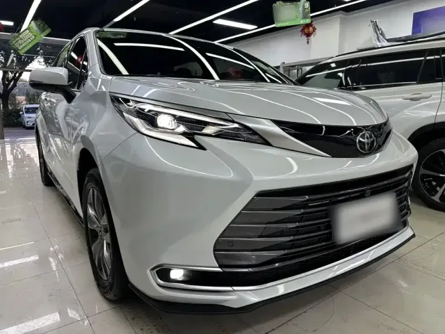 Toyota Sienna — Фото автомобиля 9