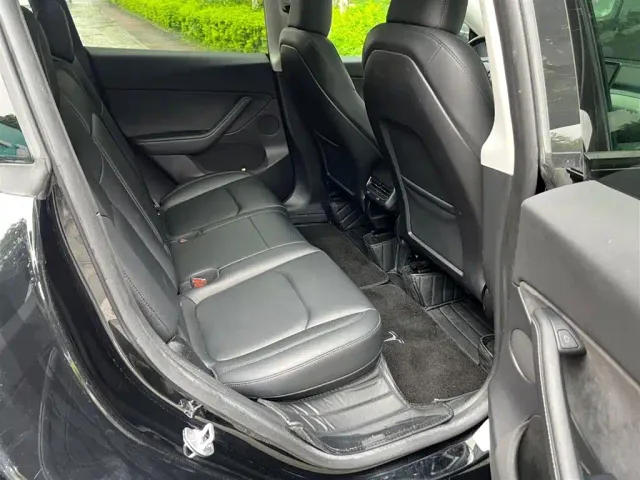 Tesla Model Y — Фото автомобиля 11