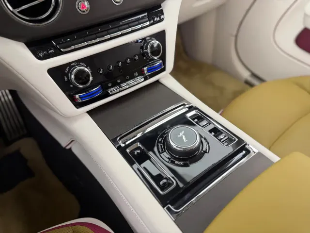 Rolls-Royce Spectre — Фото автомобиля 8