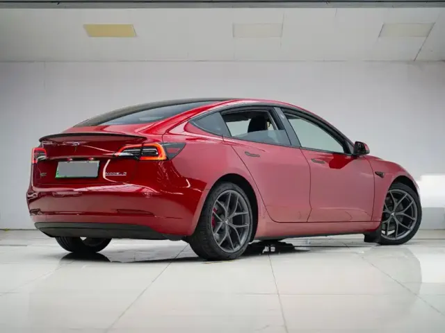 Tesla Model 3 — Фото автомобиля 13