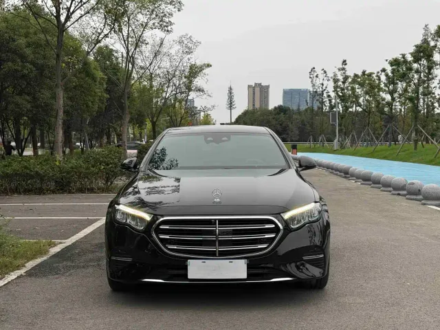 Фотография автомобиля — Mercedes-Benz E-Class
