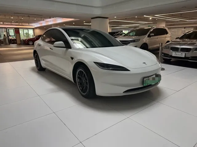 Tesla Model 3 — Фото автомобиля 3