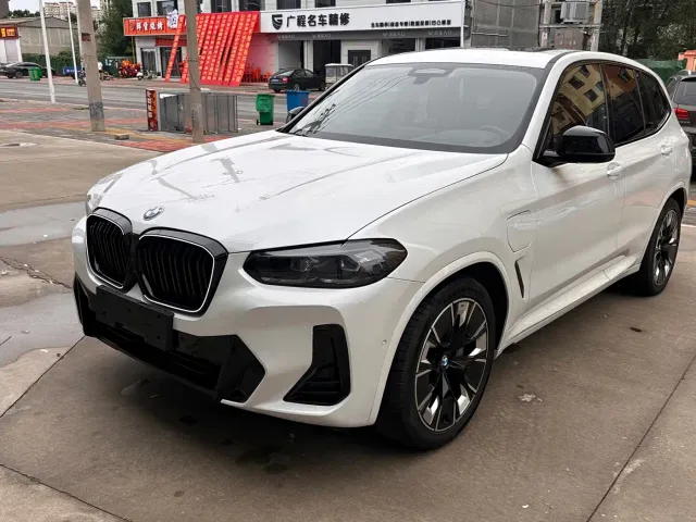 BMW iX3 — Фото автомобиля 2