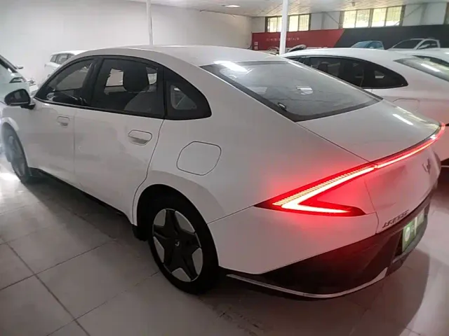 Wuling E5 — Фото автомобиля 4