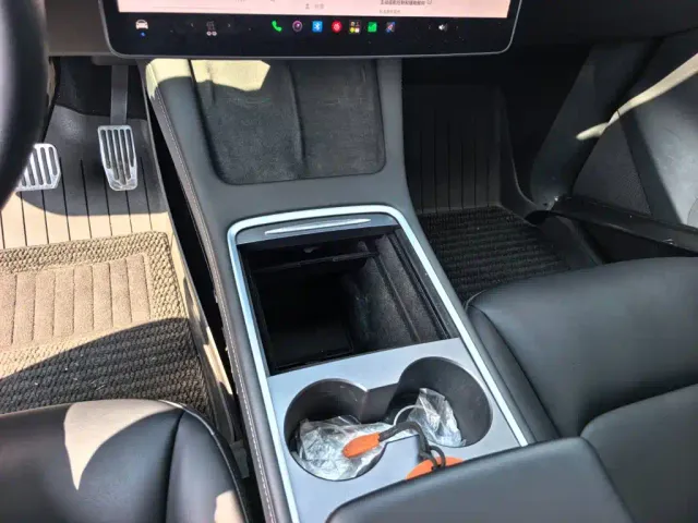 Tesla Model Y — Фото автомобиля 14