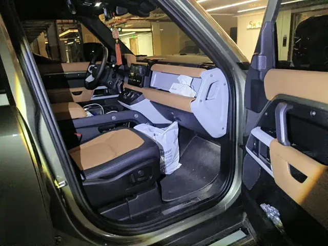 Land Rover Defender — Фото автомобиля 12