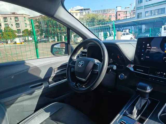 Toyota Sienna — Фото автомобиля 13