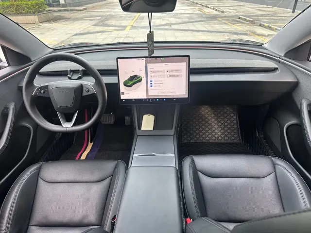 Tesla Model 3 — Фото автомобиля 8