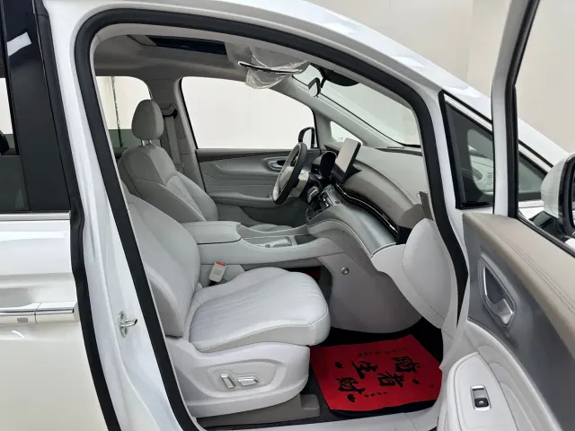 Roewe iMAX8 — Фото автомобиля 30
