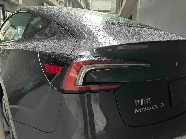 Tesla Model 3 — Фото автомобиля 4