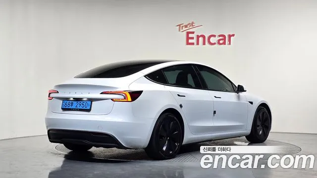 Tesla Model 3 — Фото автомобиля 2