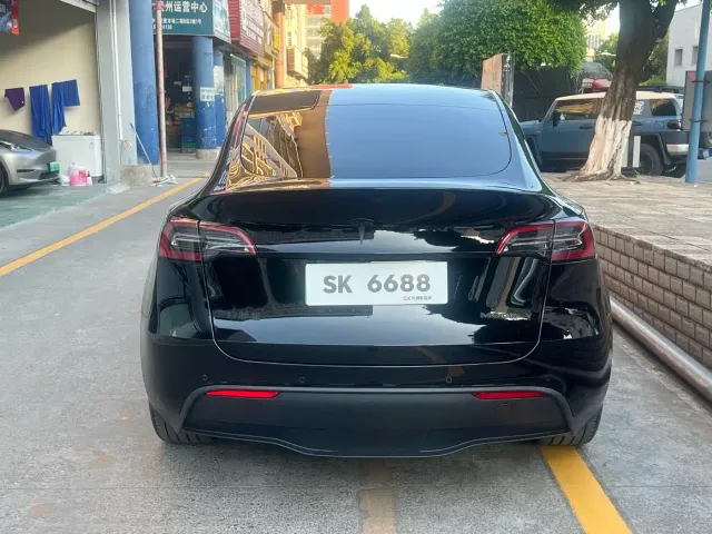 Tesla Model Y — Фото автомобиля 6