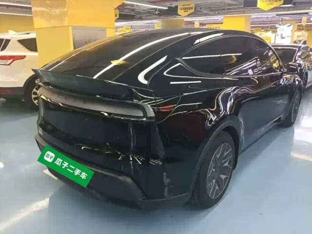 Tesla Model Y L — Фото автомобиля 6