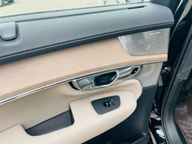 Volvo XC90 — Фото автомобиля 11