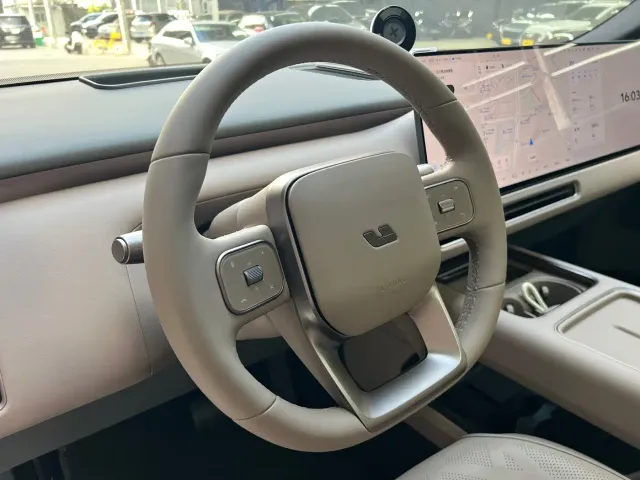 Li Auto L8 — Фото автомобиля 13