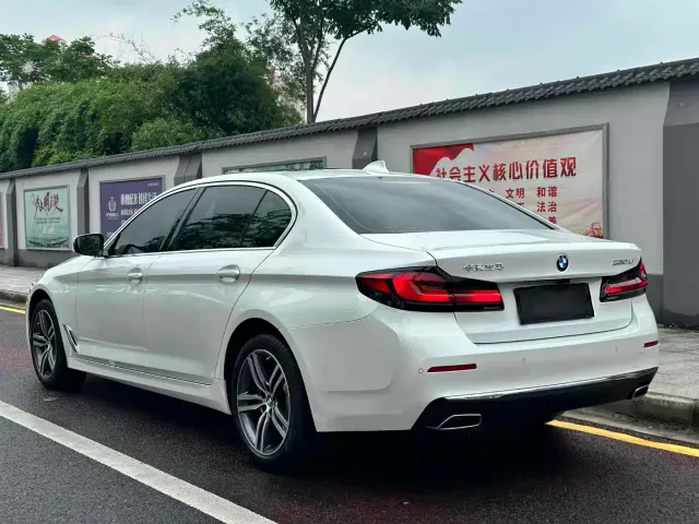 BMW 5 Series — Фото автомобиля 9
