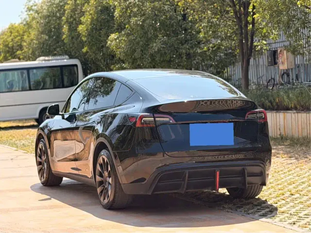 Tesla Model Y — Фото автомобиля 6