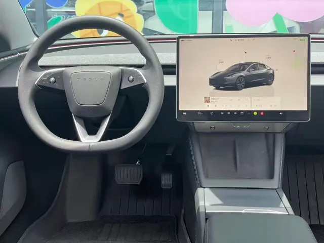Tesla Model 3 — Фото автомобиля 4