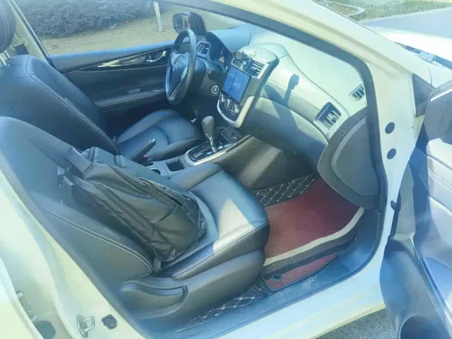 Nissan Tiida — Фото автомобиля 12