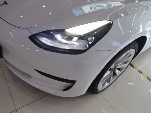 Tesla Model 3 — Фото автомобиля 23