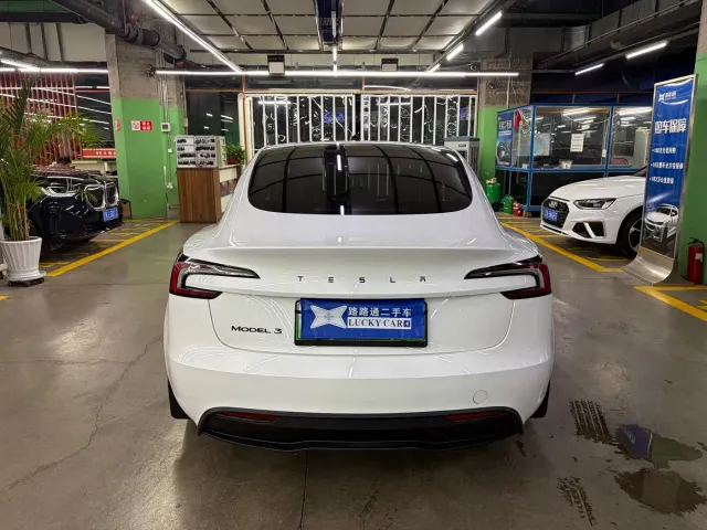 Tesla Model 3 — Фото автомобиля 5