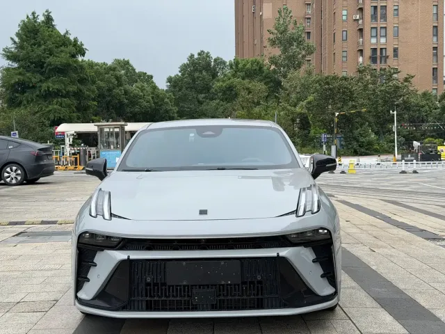 Lynk & Co 03 — Фото автомобиля 2