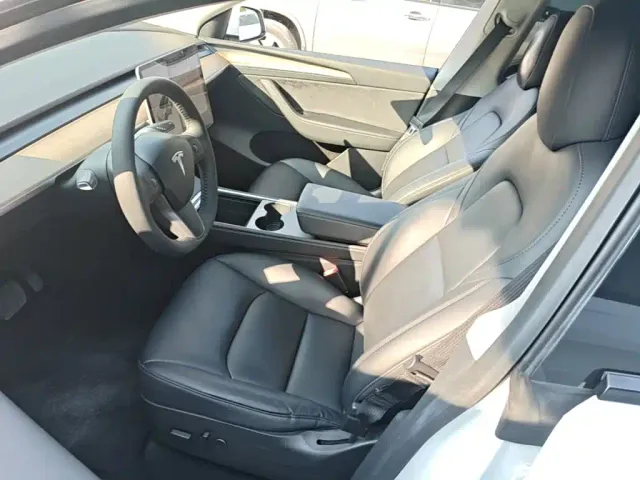 Tesla Model Y — Фото автомобиля 14