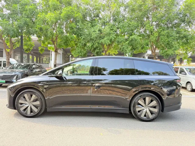 Li Auto i8 — Фото автомобиля 5