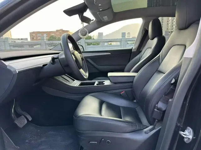 Tesla Model Y — Фото автомобиля 5