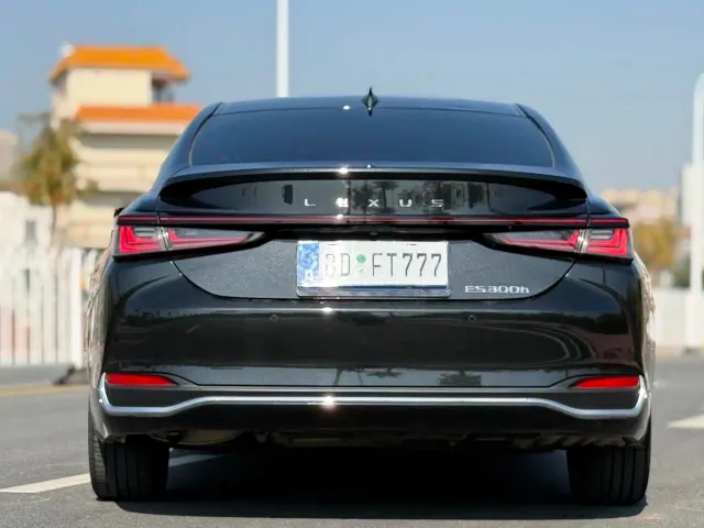 Lexus ES — Фото автомобиля 6