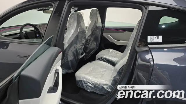 Tesla Model Y — Фото автомобиля 11